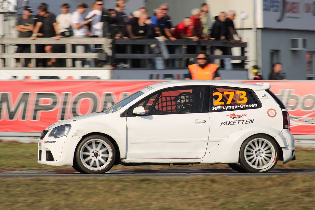 Jeff Nigel Lyngø-Grosen var nok den mest uheldige kører på Padborg Park i weekenden. Nu skal der jagtes dårlige, elektriske forbindelser i VW Polo GTI raceren, inden finaleweekenden om halvanden uge.
(Foto: JJ Media)